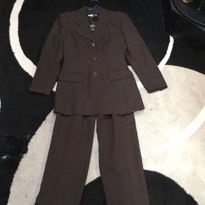 Donna B sz 4 Brown 2pc pant suit